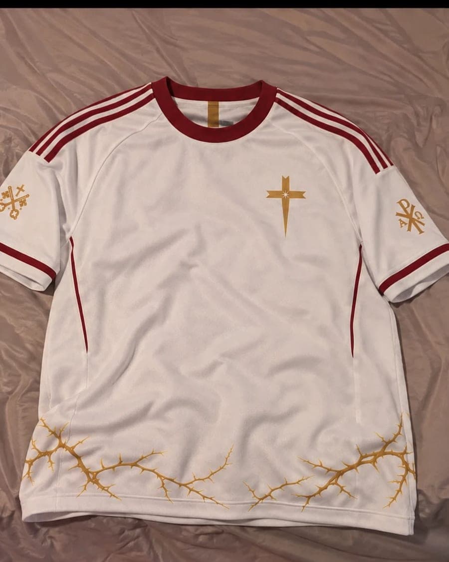 Le maillot posé à plat, face visible, couronne d’épines dorée sur toute la largeur du bas.